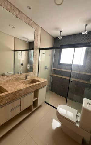 Casa de condomínio à venda com 295m², 4 quartos e 4 vagas Casa de condomínio à venda com 295m², 4 quartos e 4 vagasBanheiro