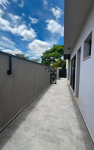 Casa de condomínio à venda com 295m², 4 quartos e 4 vagas Casa de condomínio à venda com 295m², 4 quartos e 4 vagasÁrea externa