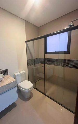 Casa de condomínio à venda com 295m², 4 quartos e 4 vagas Casa de condomínio à venda com 295m², 4 quartos e 4 vagasBanheiro