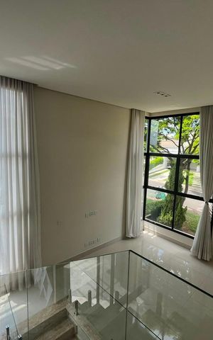 Casa de condomínio à venda com 295m², 4 quartos e 4 vagas Casa de condomínio à venda com 295m², 4 quartos e 4 vagasSala