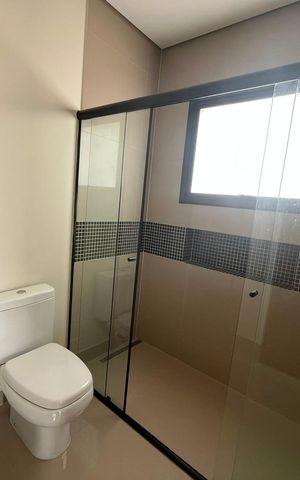 Casa de condomínio à venda com 295m², 4 quartos e 4 vagas Casa de condomínio à venda com 295m², 4 quartos e 4 vagasBanheiro