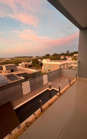 Casa de condomínio à venda com 295m², 4 quartos e 4 vagas Casa de condomínio à venda com 295m², 4 quartos e 4 vagasVaranda
