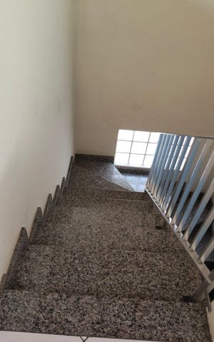 Casa à venda com 170m², 3 quartos e 1 vaga Casa à venda com 170m², 3 quartos e 1 vagaEscada