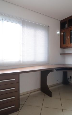 Casa para alugar com 900m², 4 quartos e 5 vagasEscritório