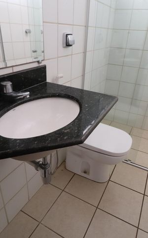 Casa para alugar com 900m², 4 quartos e 5 vagasBanheiro de serviço