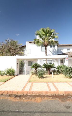 Casa para alugar com 900m², 4 quartos e 5 vagasFachada