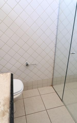 Casa para alugar com 900m², 4 quartos e 5 vagasBanheiro do Quarto 1