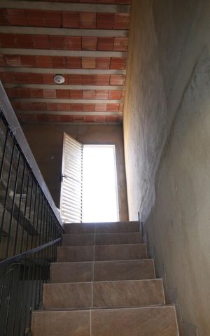 Casa para alugar com 150m², 2 quartos e 1 vagaEscada - terraço casa 2