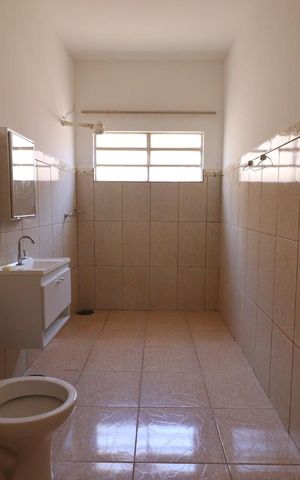 Casa para alugar com 280m², 2 quartos e 1 vaga Casa para alugar com 280m², 2 quartos e 1 vagaBanheiro
