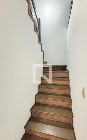 Casa à venda com 378m², 4 quartos e 5 vagasEscada