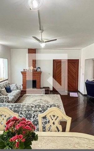 Casa à venda com 378m², 4 quartos e 5 vagasSala