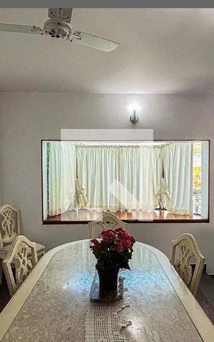 Casa à venda com 378m², 4 quartos e 5 vagasSala