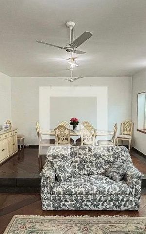 Casa à venda com 378m², 4 quartos e 5 vagasSala
