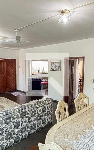 Casa à venda com 378m², 4 quartos e 5 vagasSala