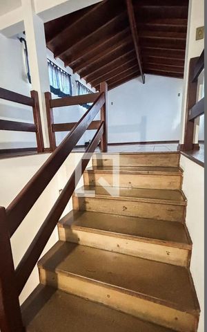 Casa à venda com 378m², 4 quartos e 5 vagasEscada