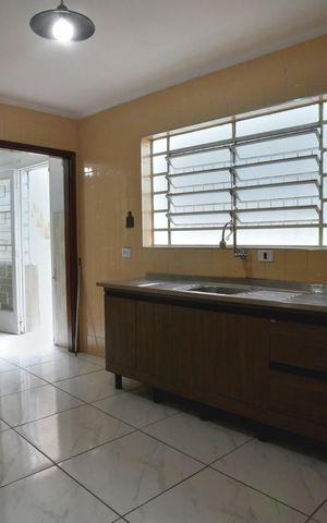 Casa à venda com 180m², 2 quartos e 2 vagas Casa à venda com 180m², 2 quartos e 2 vagasCozinha