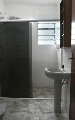 Casa à venda com 180m², 2 quartos e 2 vagas Casa à venda com 180m², 2 quartos e 2 vagasBanheiro
