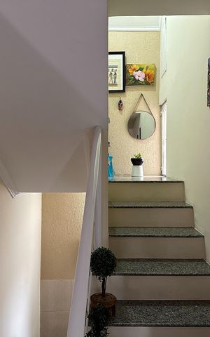 Casa para alugar com 180m², 3 quartos e 1 vaga Casa para alugar com 180m², 3 quartos e 1 vagaEscada