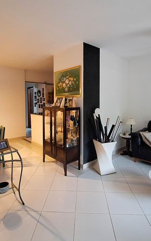 Casa à venda com 300m², 2 quartos e 3 vagas Casa à venda com 300m², 2 quartos e 3 vagasSala