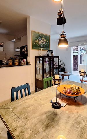 Casa à venda com 300m², 2 quartos e 3 vagas Casa à venda com 300m², 2 quartos e 3 vagasSala