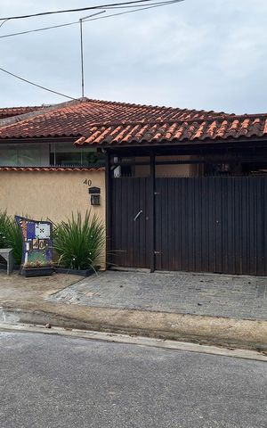 Casa à venda com 300m², 2 quartos e 3 vagas Casa à venda com 300m², 2 quartos e 3 vagasFachada