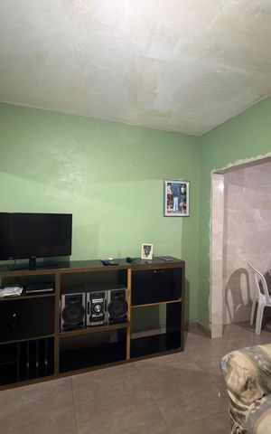 Casa à venda com 65m², 4 quartos e sem vaga Casa à venda com 65m², 4 quartos e sem vagaSala