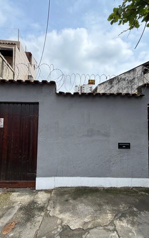 Casa à venda com 400m², 2 quartos e 2 vagas Casa à venda com 400m², 2 quartos e 2 vagasFachada