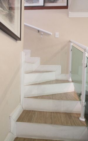 Casa à venda com 125m², 4 quartos e 2 vagasEscada