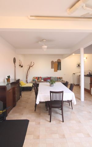 Casa à venda com 125m², 4 quartos e 2 vagasFundos da casa