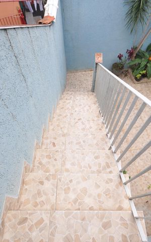 Casa para alugar com 150m², 3 quartos e 2 vagasEscada de acesso à área de serviço
