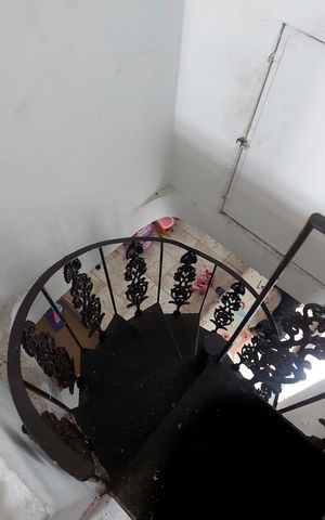Casa à venda com 161m², 3 quartos e 3 vagas Casa à venda com 161m², 3 quartos e 3 vagasEscada