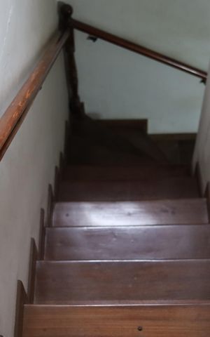 Casa à venda com 183m², 3 quartos e 2 vagas Casa à venda com 183m², 3 quartos e 2 vagasEscada