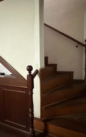 Casa à venda com 183m², 3 quartos e 2 vagas Casa à venda com 183m², 3 quartos e 2 vagasEscada