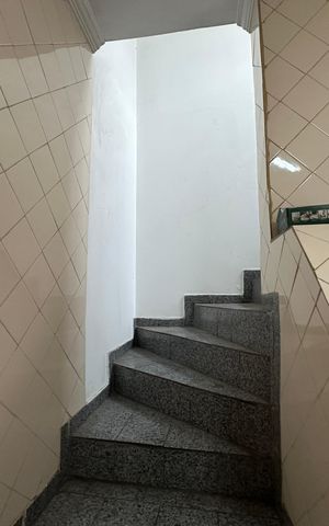 Casa à venda com 183m², 3 quartos e 2 vagas Casa à venda com 183m², 3 quartos e 2 vagasEscada
