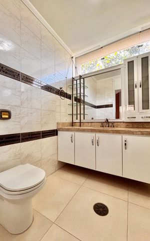 Casa de condomínio para alugar com 341m², 4 quartos e 6 vagas Casa de condomínio para alugar com 341m², 4 quartos e 6 vagasBanheiro