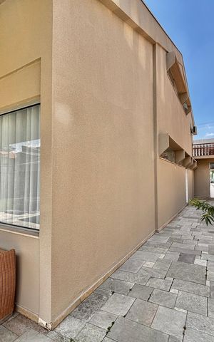 Casa de condomínio para alugar com 341m², 4 quartos e 6 vagas Casa de condomínio para alugar com 341m², 4 quartos e 6 vagasLateral