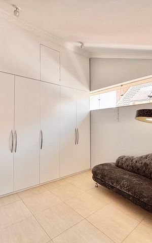 Casa de condomínio para alugar com 341m², 4 quartos e 6 vagas Casa de condomínio para alugar com 341m², 4 quartos e 6 vagasHall suíte 2