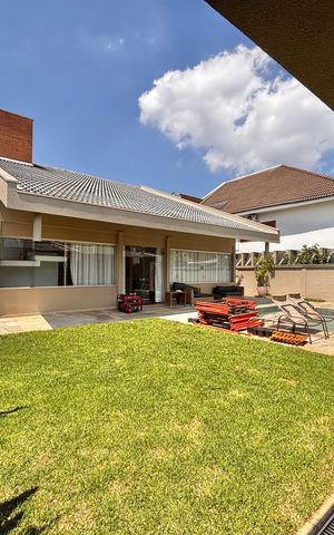 Casa de condomínio para alugar com 341m², 4 quartos e 6 vagas Casa de condomínio para alugar com 341m², 4 quartos e 6 vagasFundos