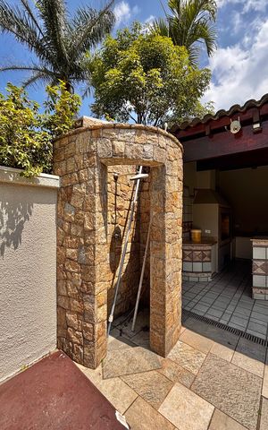 Casa de condomínio para alugar com 341m², 4 quartos e 6 vagas Casa de condomínio para alugar com 341m², 4 quartos e 6 vagasChuveiro área externa