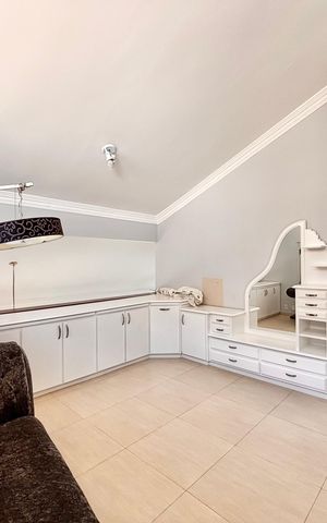 Casa de condomínio para alugar com 341m², 4 quartos e 6 vagas Casa de condomínio para alugar com 341m², 4 quartos e 6 vagasHall suíte 2
