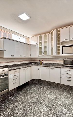 Casa de condomínio para alugar com 341m², 4 quartos e 6 vagas Casa de condomínio para alugar com 341m², 4 quartos e 6 vagasCozinha