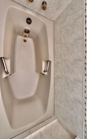 Casa de condomínio para alugar com 341m², 4 quartos e 6 vagas Casa de condomínio para alugar com 341m², 4 quartos e 6 vagasBanheiro suíte 2