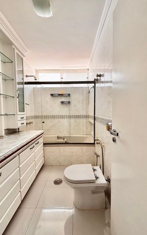 Casa de condomínio para alugar com 341m², 4 quartos e 6 vagas Casa de condomínio para alugar com 341m², 4 quartos e 6 vagasBanheiro suíte 2