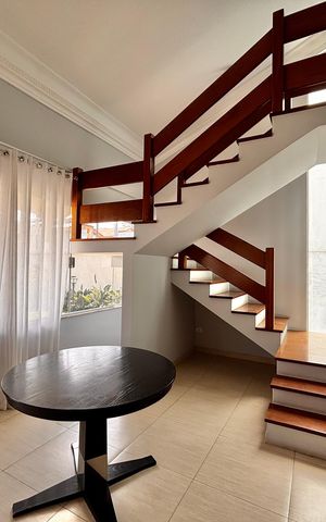 Casa de condomínio para alugar com 341m², 4 quartos e 6 vagas Casa de condomínio para alugar com 341m², 4 quartos e 6 vagasEscada