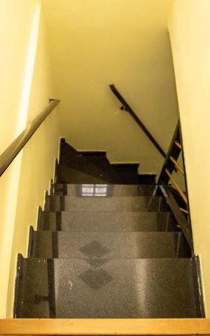 Casa à venda com 250m², 6 quartos e 2 vagasEscada
