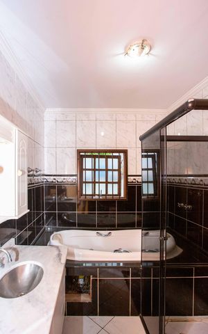 Casa à venda com 250m², 6 quartos e 2 vagasBanheiro da Suíte 1