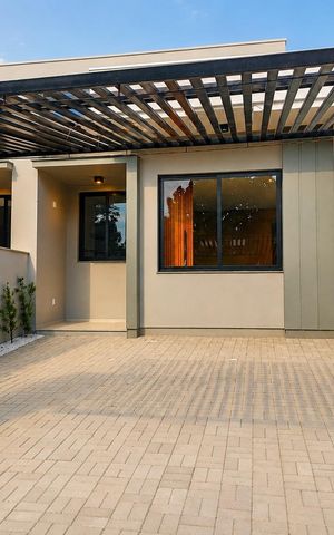 Casa à venda com 106m², 3 quartos e 2 vagas Casa à venda com 106m², 3 quartos e 2 vagasFachada