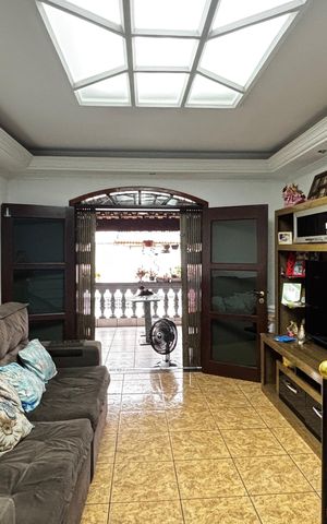 Casa à venda com 223m², 4 quartos e 2 vagas Casa à venda com 223m², 4 quartos e 2 vagasSala de Estar