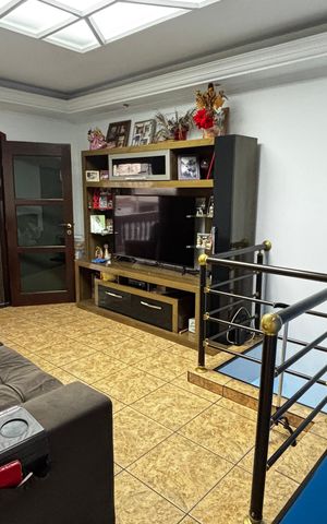 Casa à venda com 223m², 4 quartos e 2 vagas Casa à venda com 223m², 4 quartos e 2 vagasSala de Estar