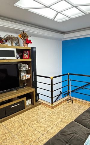 Casa à venda com 223m², 4 quartos e 2 vagas Casa à venda com 223m², 4 quartos e 2 vagasSala de Estar